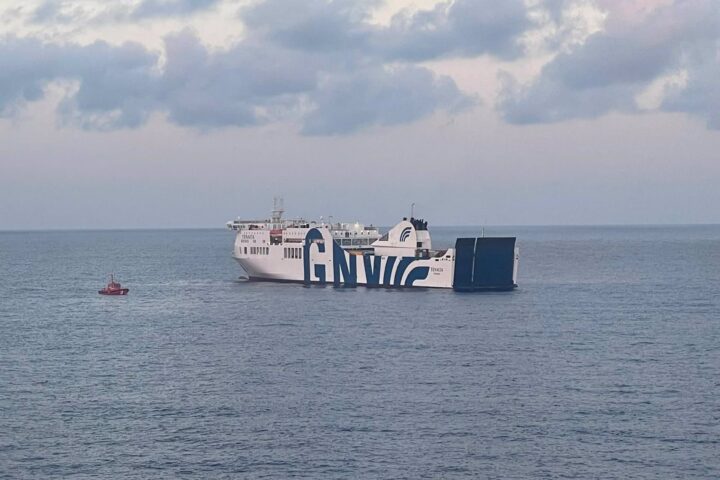 El vaixell Tenacia (fotografia: Salvament Marítim espanyol).
