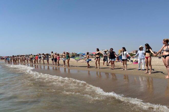 Una cadena humana a les platges valencianes denuncia la regressió del litoral