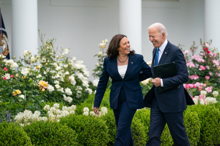 Joe Biden es retira i dóna el suport a Kamala Harris