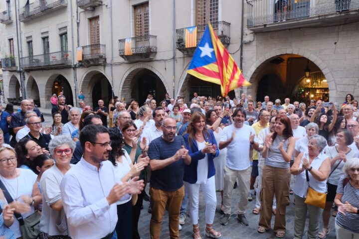 Josep Campmajó, rebut entre aplaudiment a la plaça del Vi de Girona (fotografia: Adiva Koenigsberg).