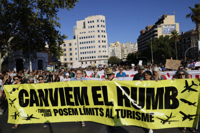 Milers de persones es manifesten a Palma contra la massificació turística