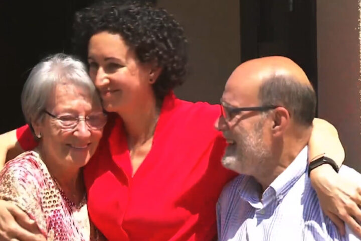 Marta Rovira, acompanyada dels seus pares, a Vic (fotografia: TV3).