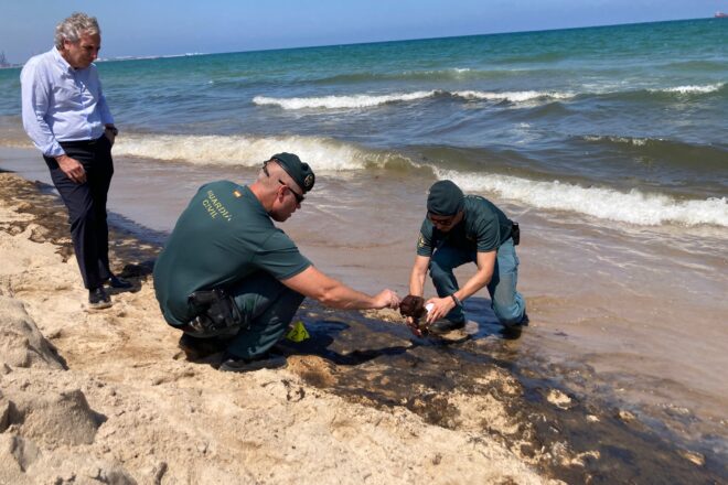 La fiscalia obre una investigació per l’abocament a les platges del Saler
