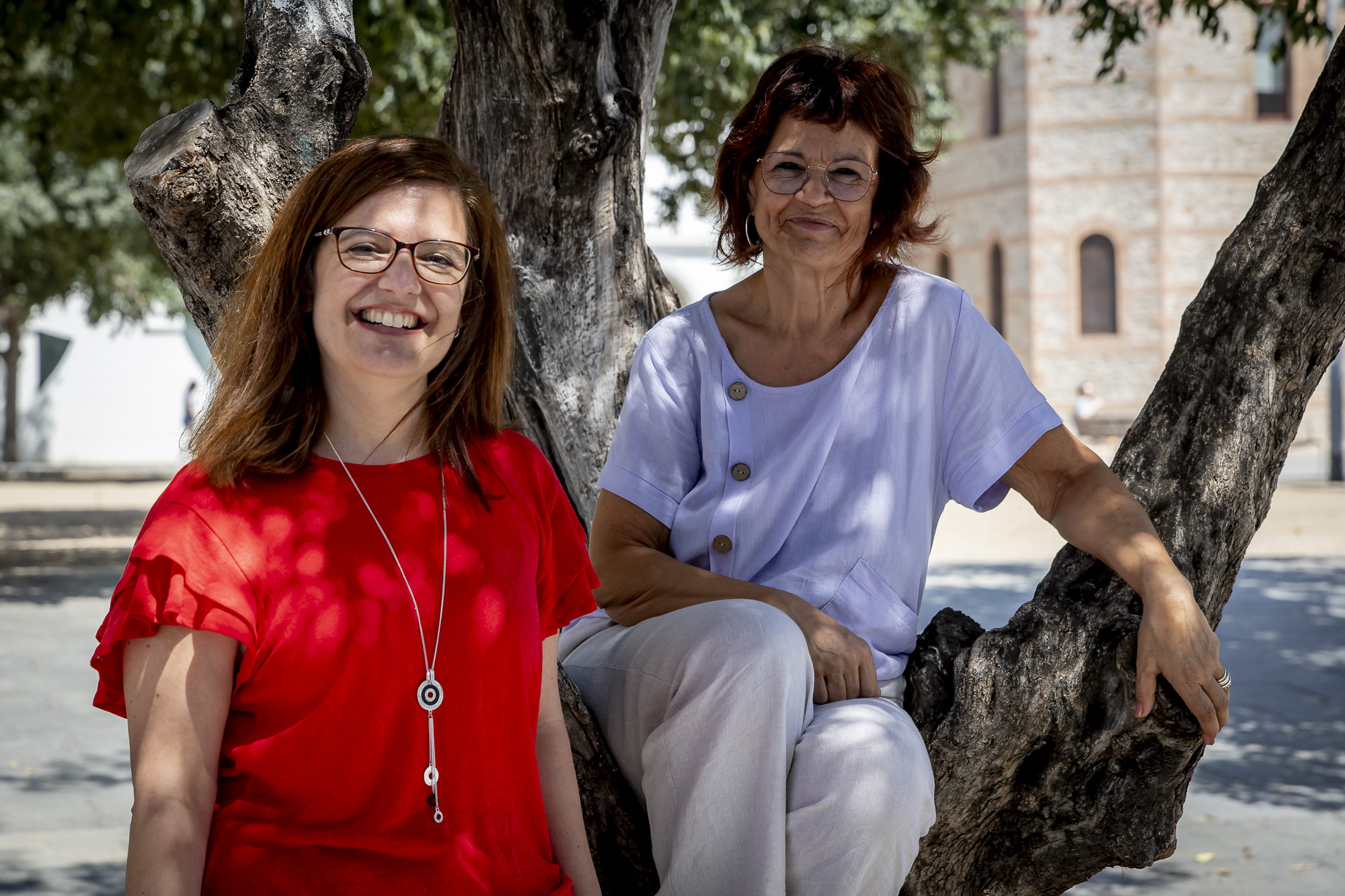 Marta Oller i Gemma Puigvert, autores del llibre "Quan les dones tenien el poder. Lideratge femení a l'antiga Grècia i Roma"