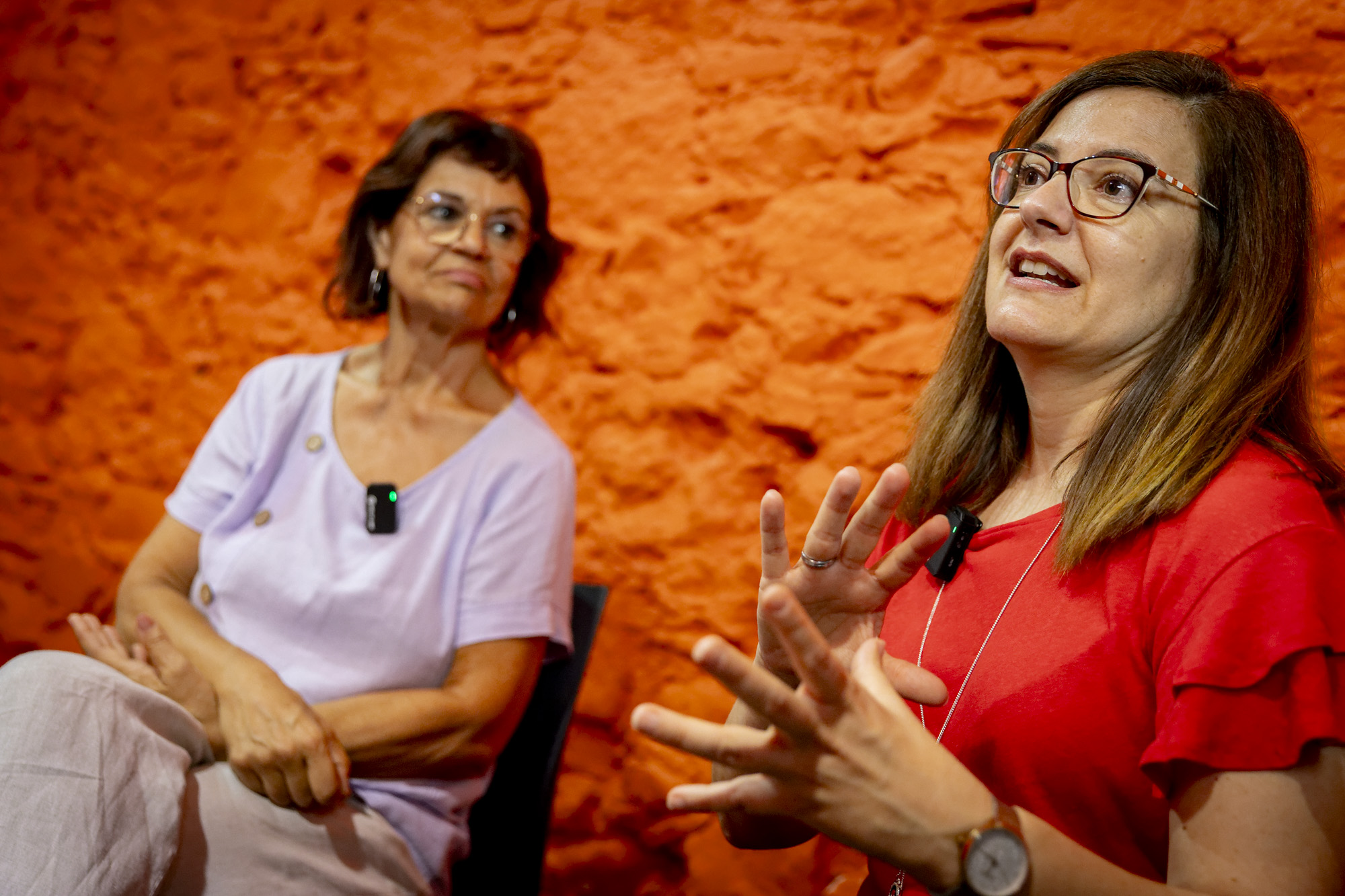 Marta Oller i Gemma Puigvert, autores del llibre "Quan les dones tenien el poder. Lideratge femení a l'antiga Grècia i Roma"