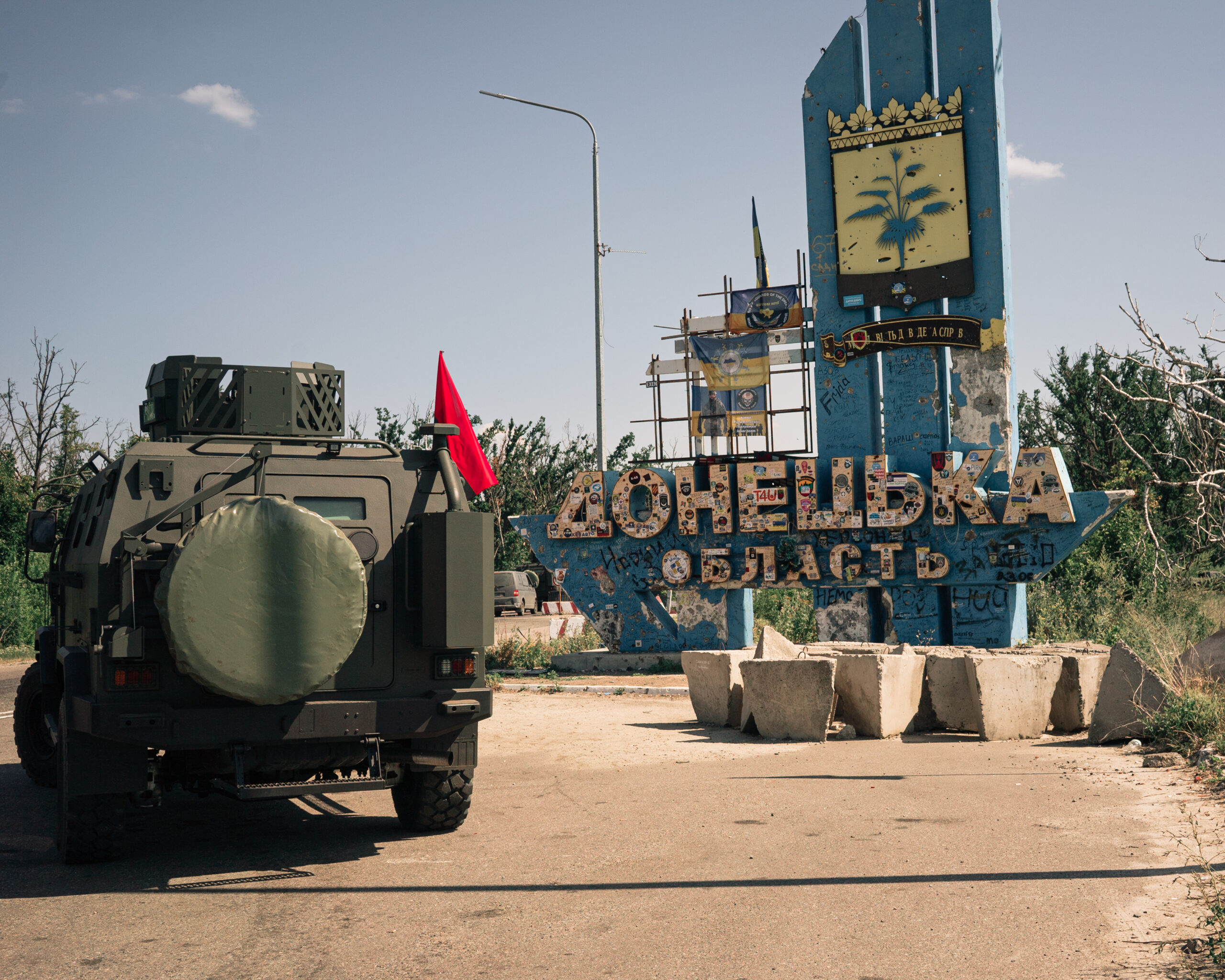 Un vehicle blindat ucraïnès estacionat al costat d'un senyal que marca l'entrada a la regió de Donetsk, a l'est d'Ucraïna (fotografia: Alice Martins/The Washington Post).