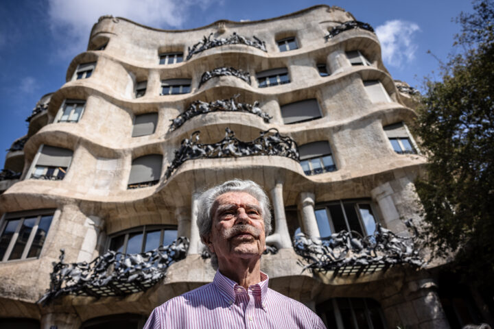 El periodista i cronista de Barcelona, Lluís Permanyer, al xamfrà de davant de la Pedrera.