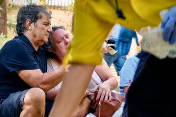 Víctimes del gas pebre el 8 d'agost de 2024, davant el Parlament de Catalunya, amb motiu de la presència del president Puigdemont a Barcelona (fotografia: Júlia Partal).