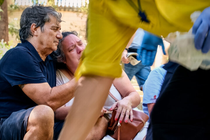 Víctimes del gas pebre el 8 d'agost de 2024, davant el Parlament de Catalunya, amb motiu de la presència del president Puigdemont a Barcelona (fotografia: Júlia Partal).