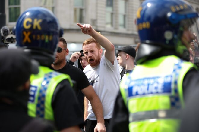 L’extrema dreta desencadena un cap de setmana carregat de violència al Regne Unit