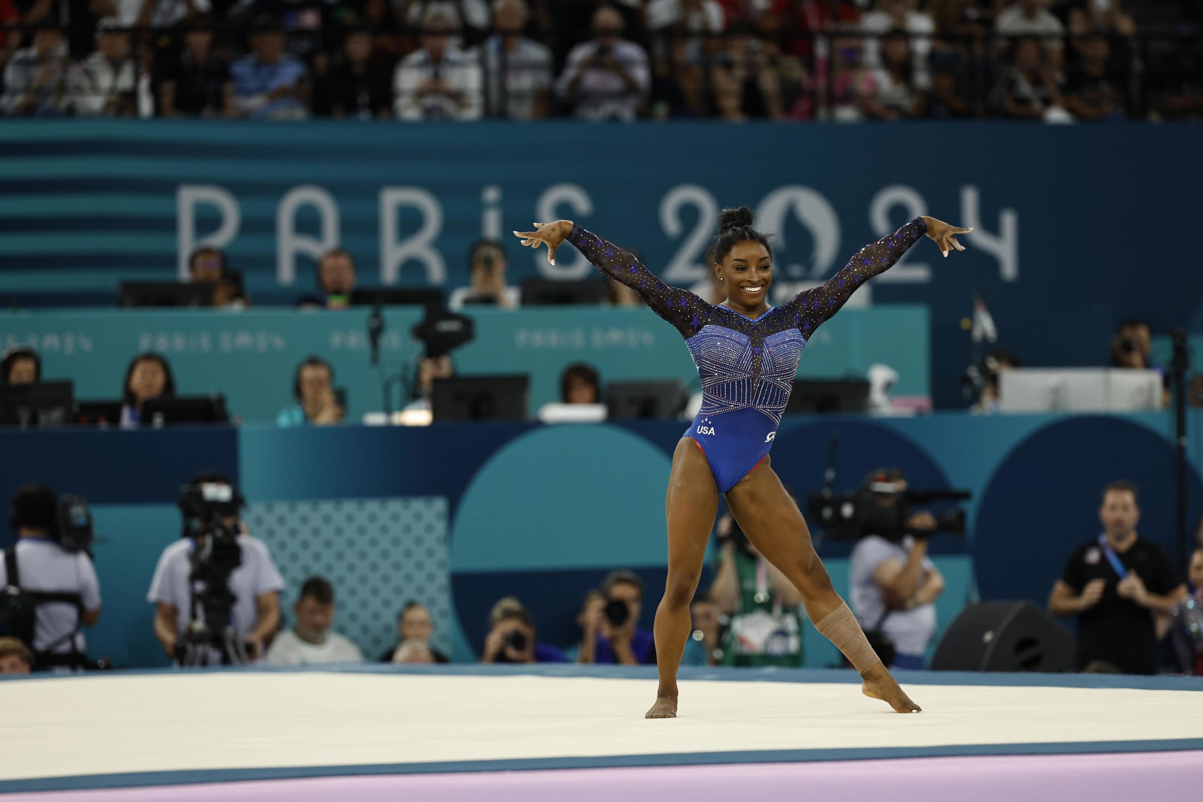 La gimnasta Simone Biles aconsegueix l'or a 27 anys, la més gran d'ençà del 1952