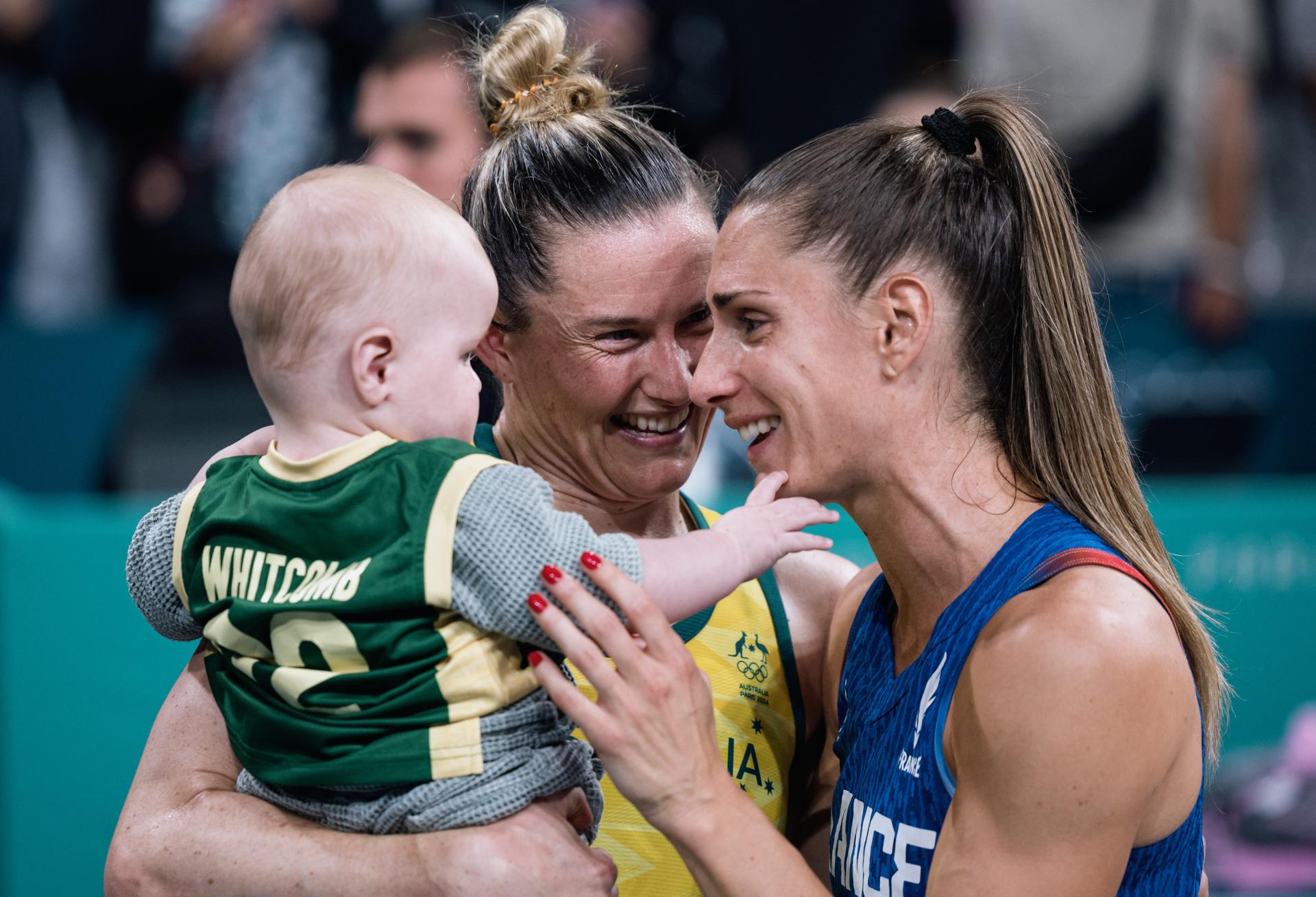 Amigues abans que rivals. Sami Whitcomb i Romane Bernies parlen després del partit de bàsquet entre Austràlia i la selecció francesa