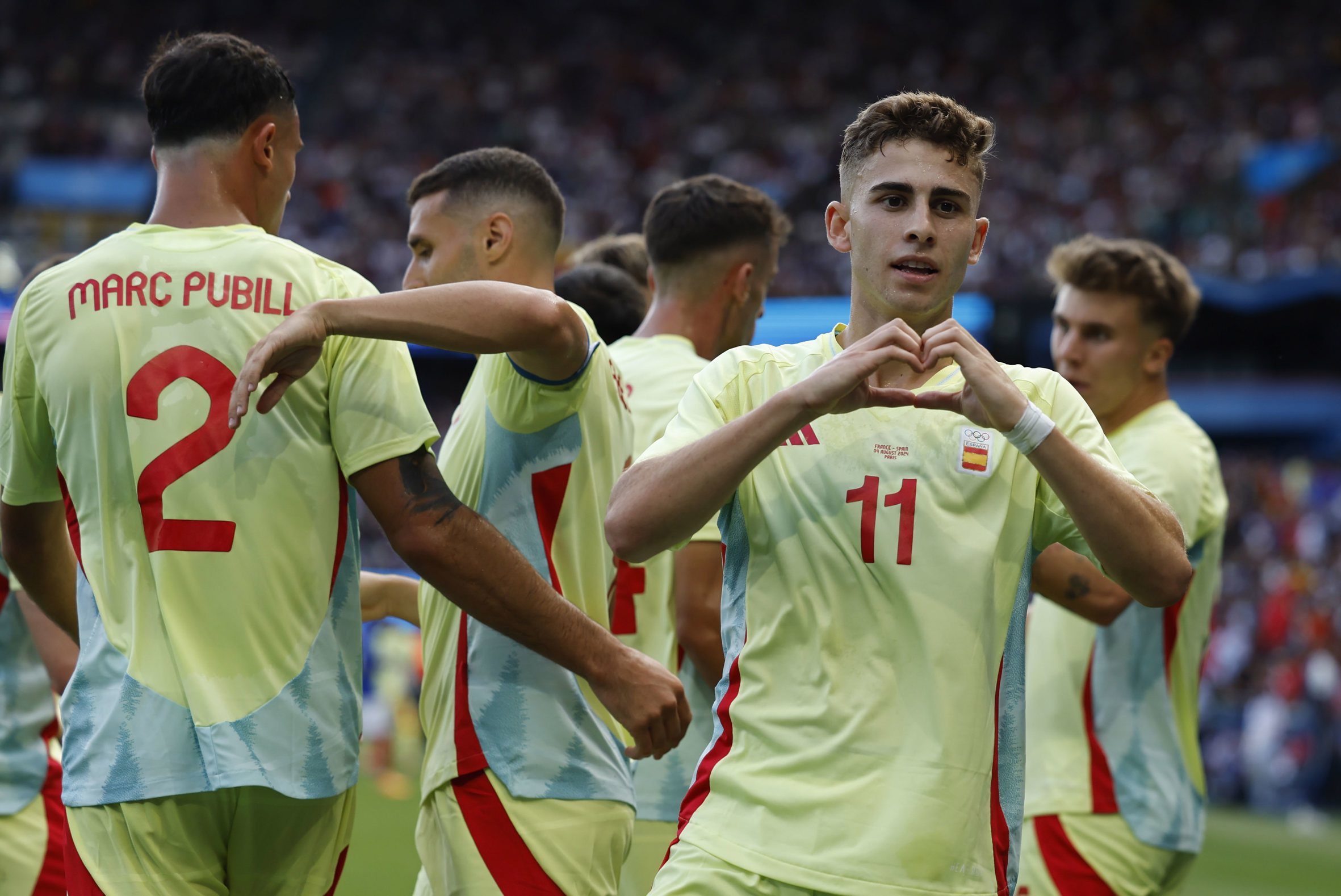 Fermín López, jugador del Barça, celebra amb el català Marc Pubill un dels seus dos gols a la final de futbol en què Espanya s'imposà ahir a França per 5 a 3