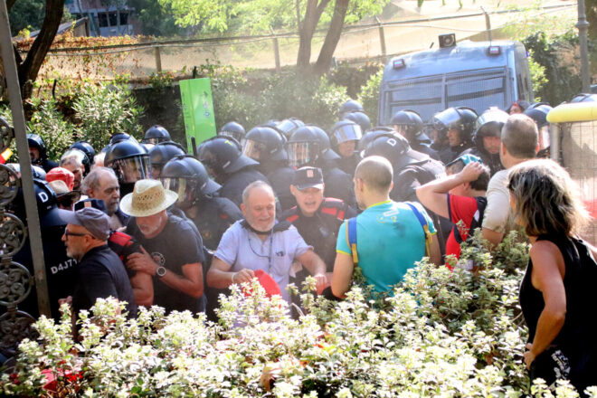 Els Mossos llancen gas pebre contra els manifestants que han rebut Puigdemont