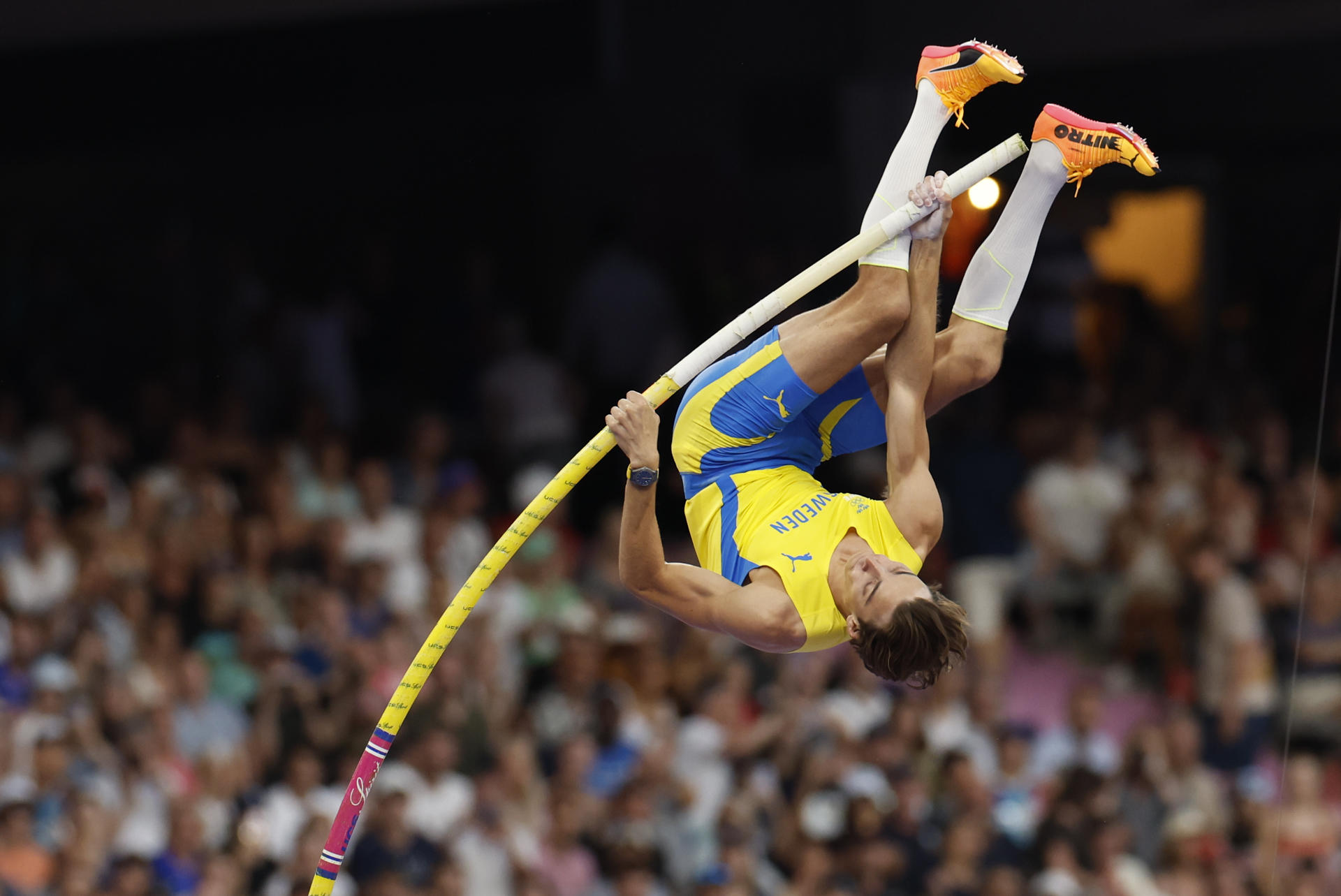 Sense por a volar. L'atleta suec Armand Duplantis ha establert un nou rècord del món en salt amb perxa