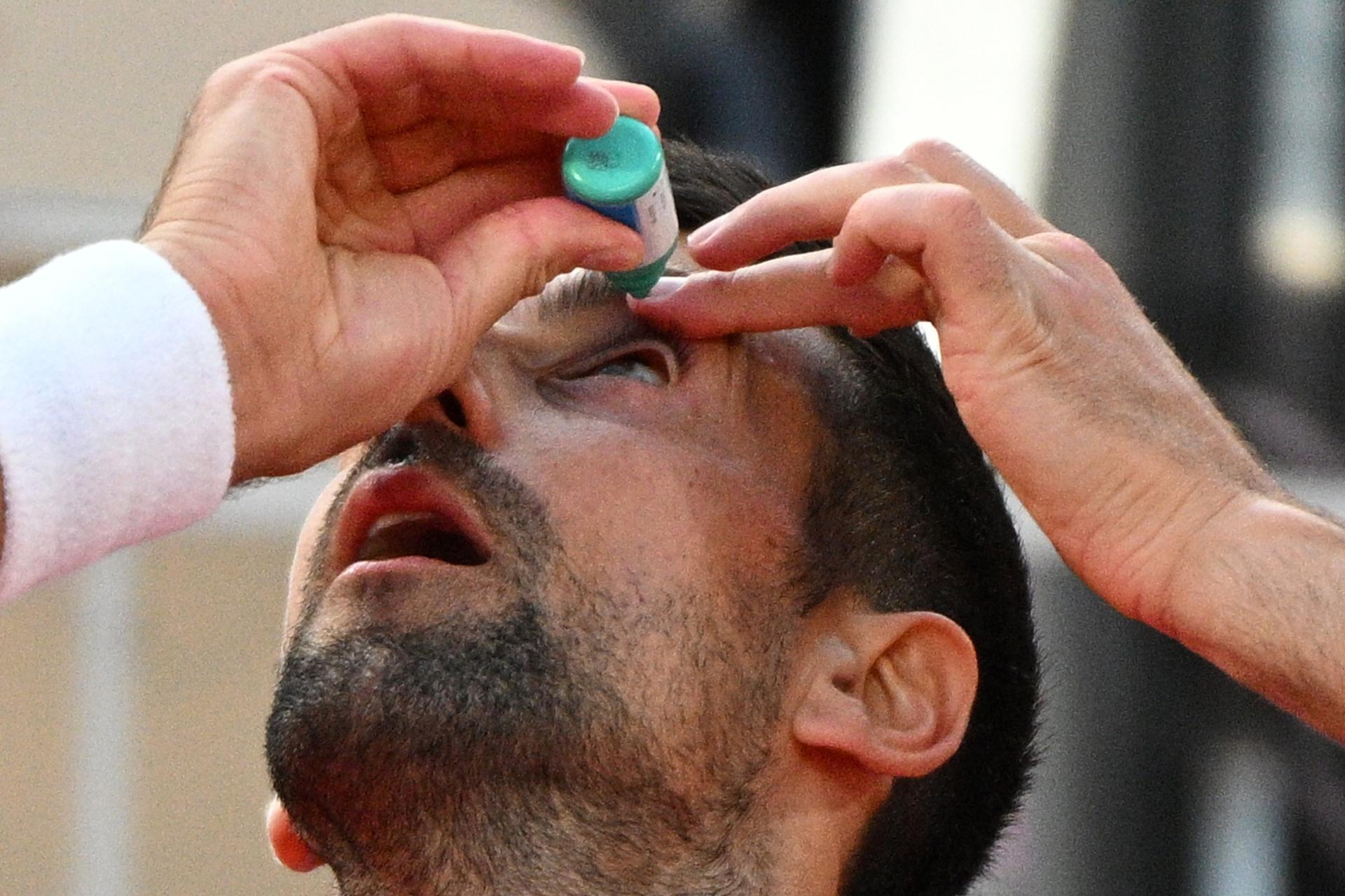 Novak Djokovic posant-se unes gotes pels ulls durant el partit de semifinals de tennis
