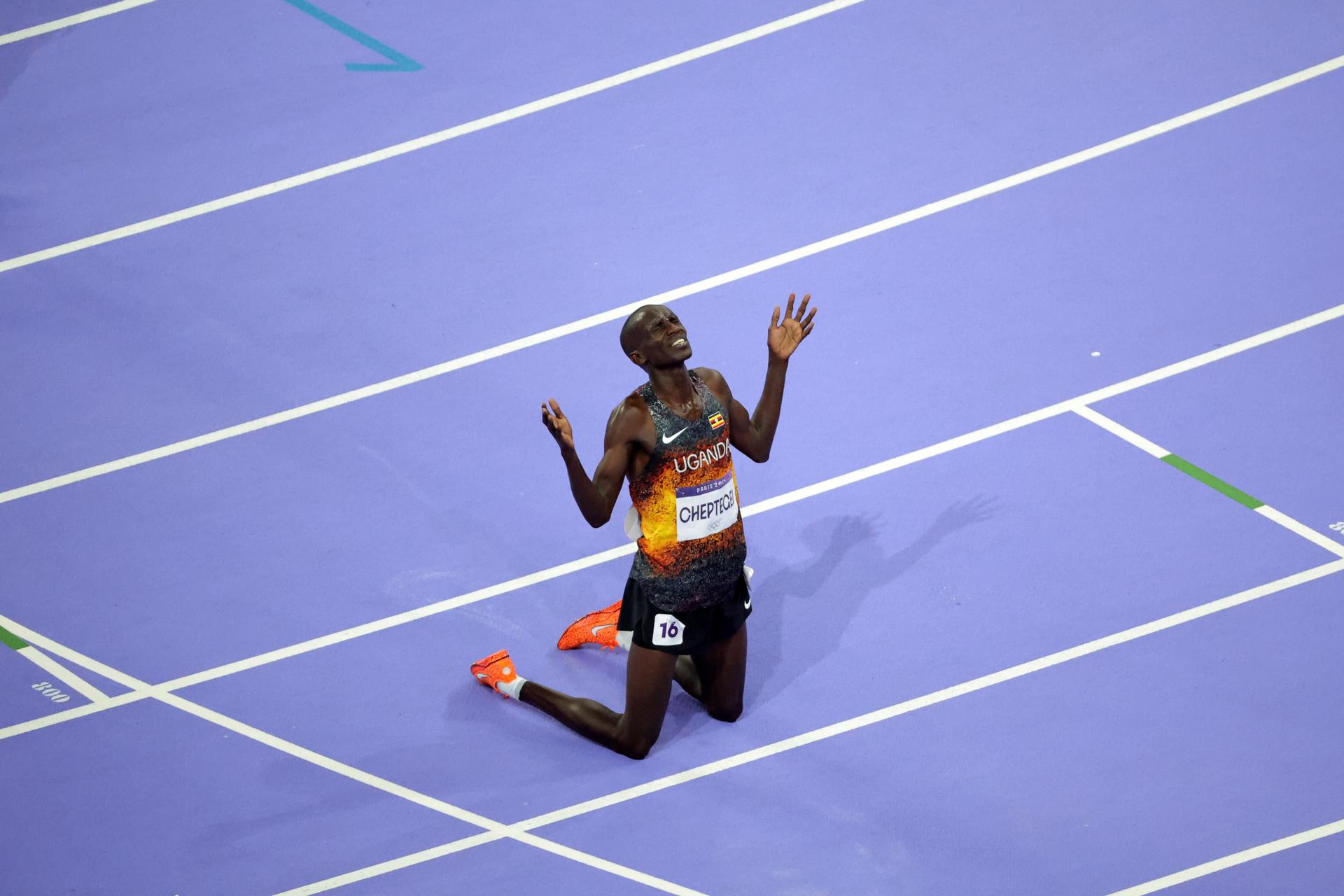 Joshua Cheptegei, d'Uganda, celebra la victòria als deu mil metres
