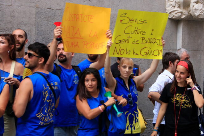 Les colles de la Festa Major de Gràcia fan una “marxa fúnebre” en senyal de protesta en compte de la tradicional cercavila