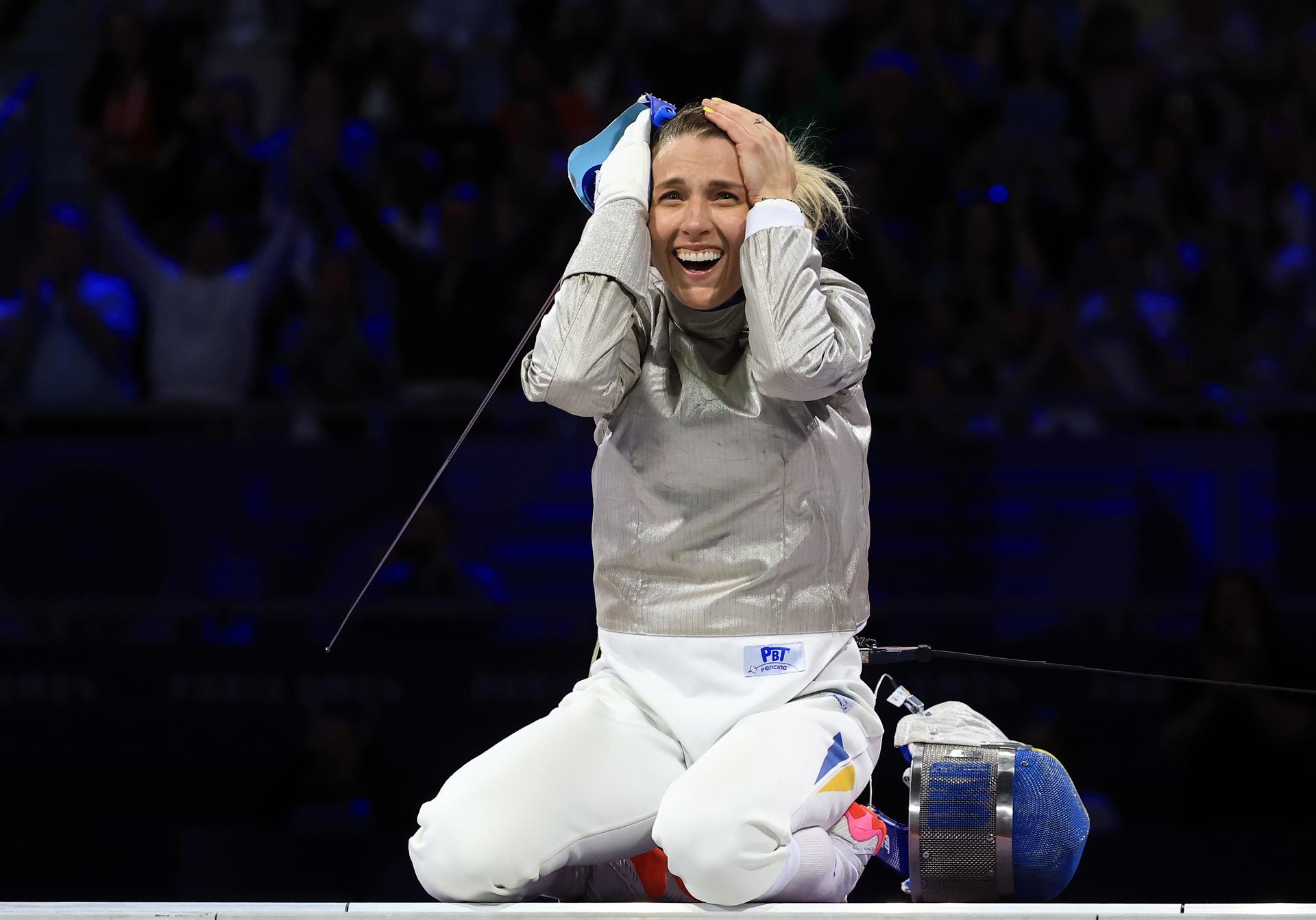 Olga Kharlan, d'Ucraïna, celebra la derrota de Hayoung Jeon, de Corea del Sud