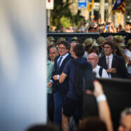 Vist i no vist: Puigdemont apareix a Barcelona i es fon com un il·lusionista