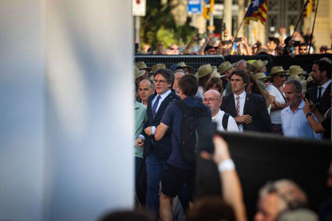 Vist i no vist: Puigdemont apareix a Barcelona i es fon com un il·lusionista