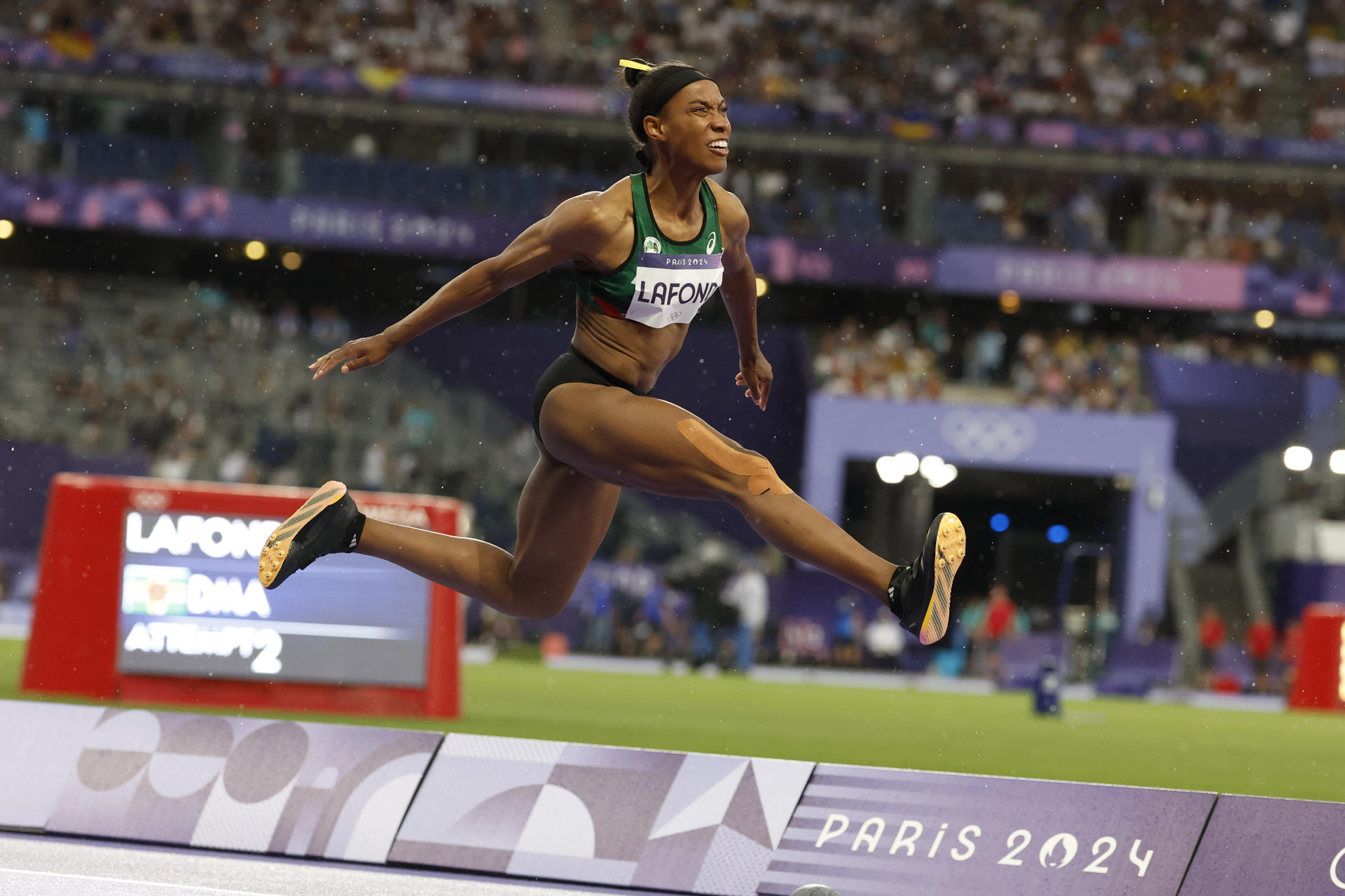 L'atleta dominiquesa Thea Lafond competeix a la final de triple salt femení durant els Jocs Olímpics