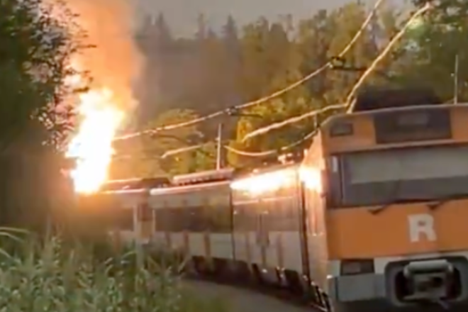 [VÍDEO] Un incendi a la catenària obliga a evacuar 120 passatgers a la R3 a Manlleu