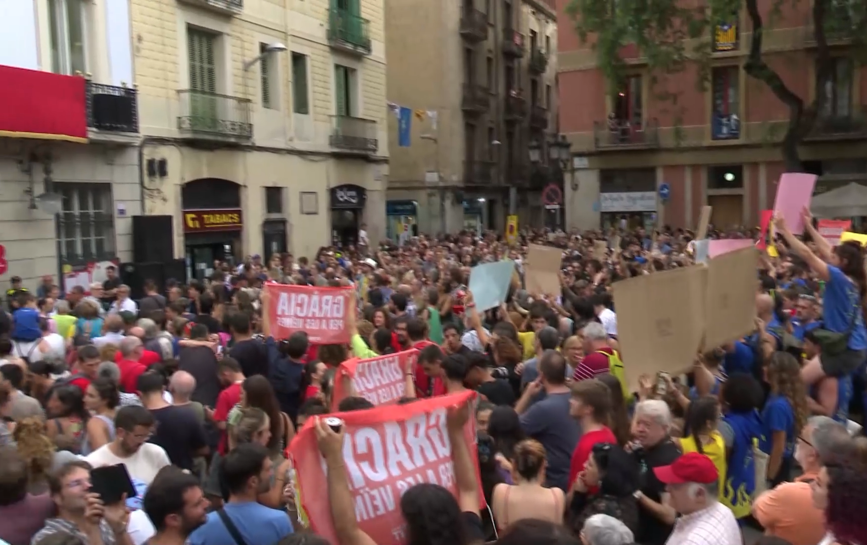 [VÍDEO] Escridassada a les autoritats municipals al pregó de la festa major de Gràcia en plena polèmica pels actes de foc