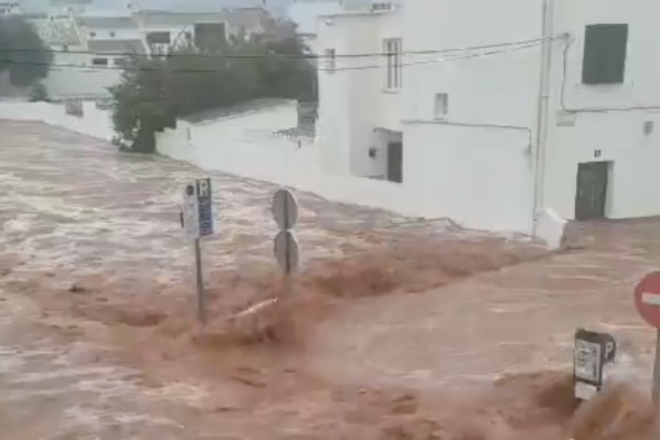 [EN DIRECTE] Situació crítica al Mercadal: el torrent es desborda i s’endú mobiliari urbà i vehicles