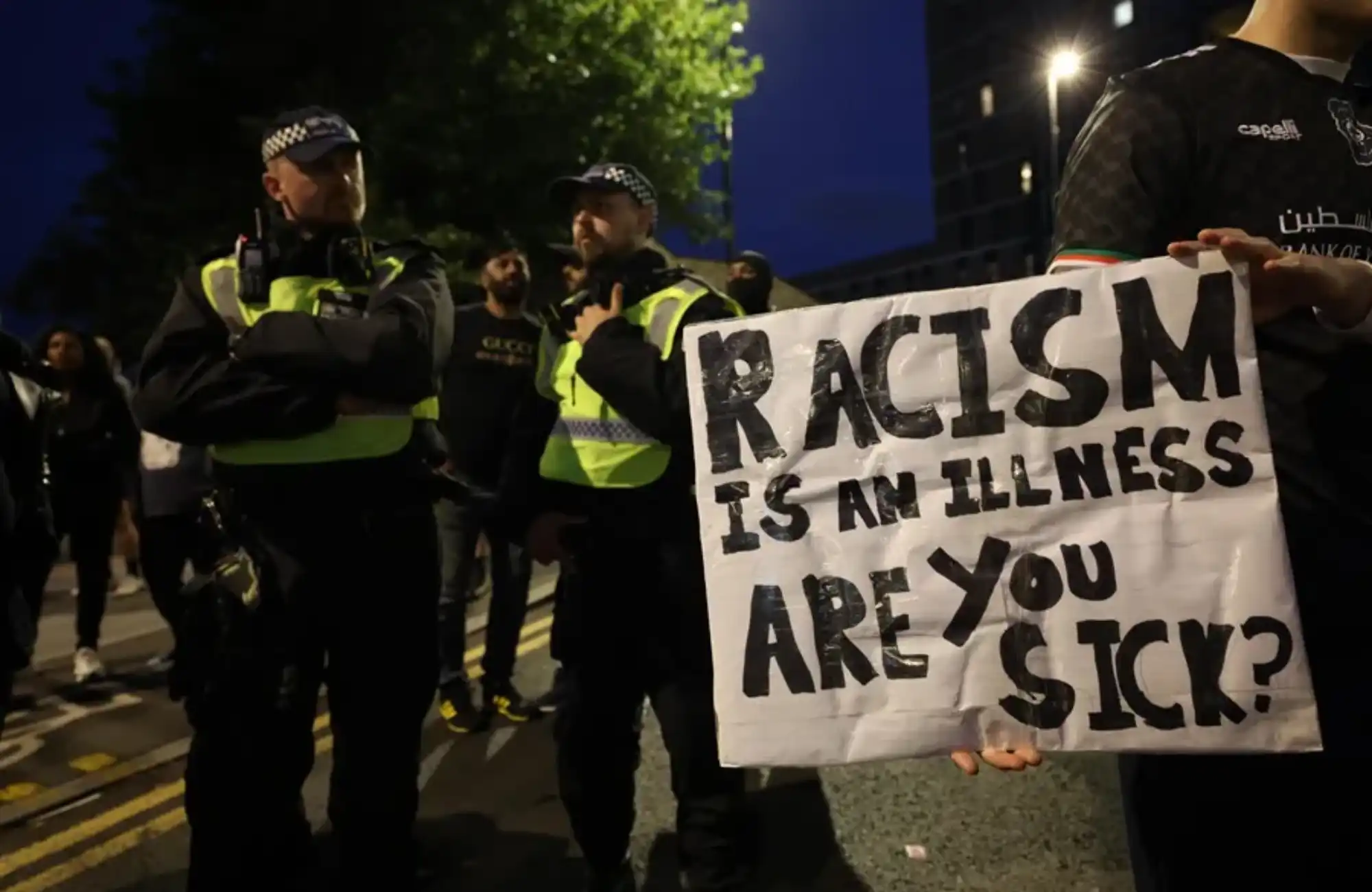 Un manifestant exhibeix una pancarta anti-racista durant una contramobilització a Walthamsthow, a l'est de Londres, aquest agost (fotografia: Andy Rain/EFE)