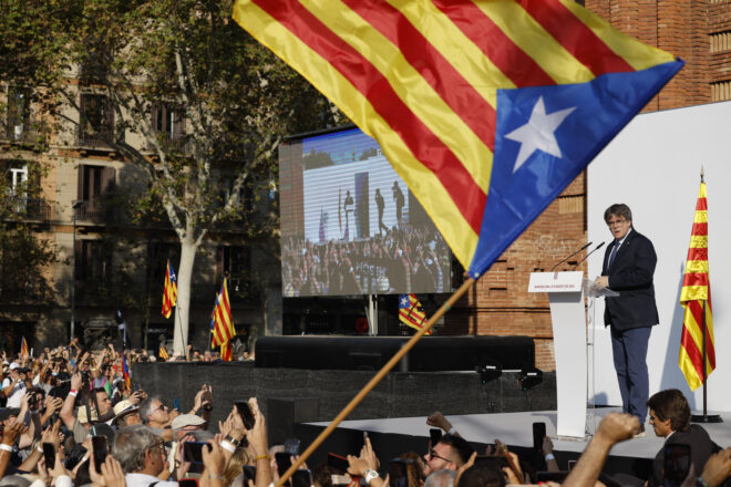 [EN DIRECTE] Puigdemont parla davant milers de persones a Barcelona, desapareix i esquiva el dispositiu per a detenir-lo