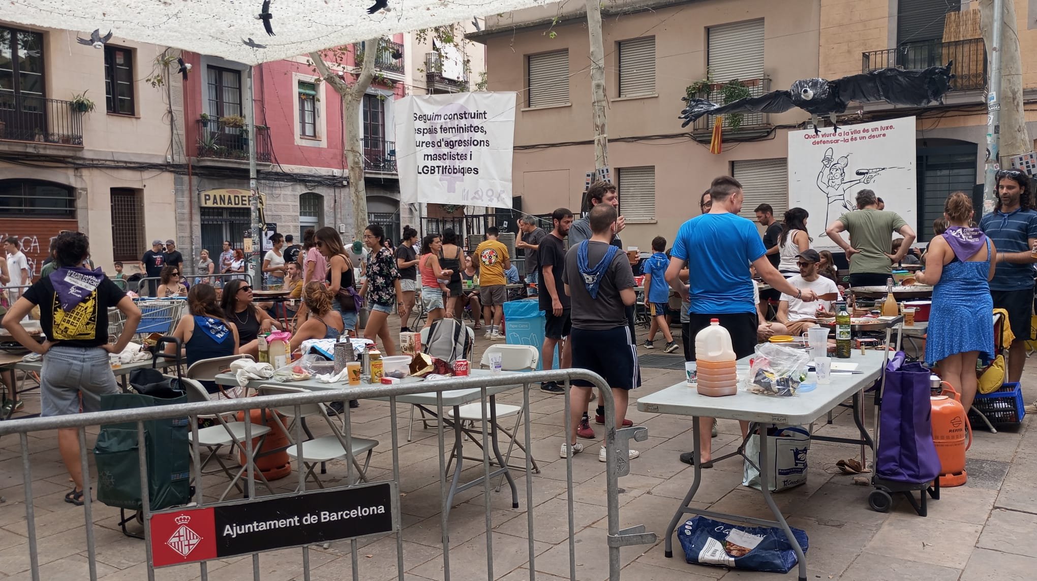 Una imatge de la paellada popular a la plaça del Raspall (Fotografia: @La_Barraqueta)