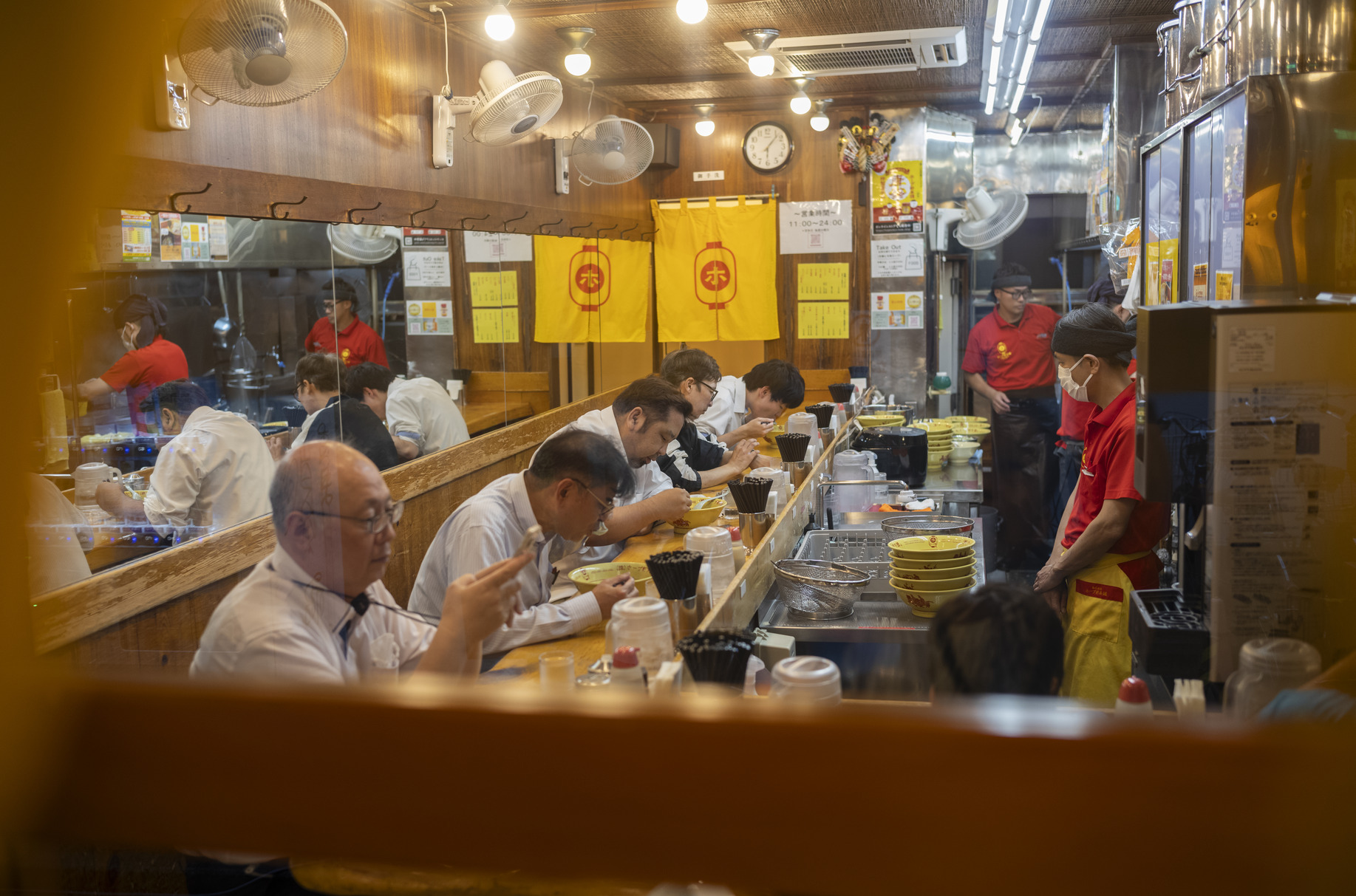 Interior d’un local de ramen a Tòquio (fotografia: Hiroki Kobayashi/The Washington Post).