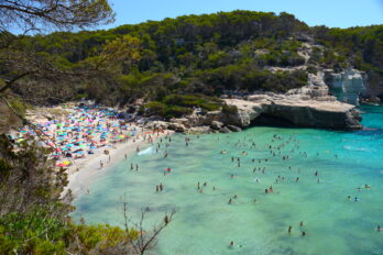 Cala Mitjana, plena de gom a gom (fotografia: Prats i Camps)