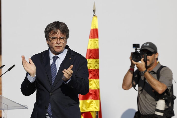 Puigdemont, en un moment de la compareixença (fotografia: EFE / Alberto Estevez).