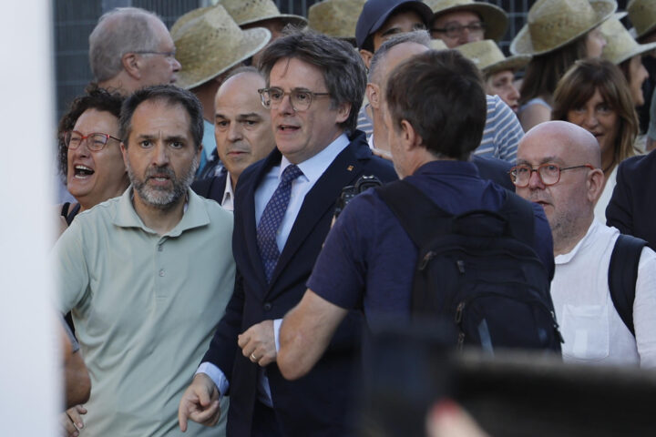 El president Puigdemont, arribant a l'Arc de Triomf (fotografia: EFE / Alberto Estevez).