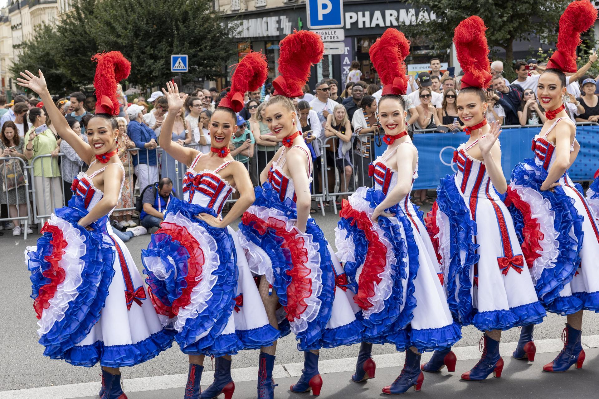 Les ballarines del Moulin Rouge han sortit fora del local per veure passar la prova de ciclisme en ruta