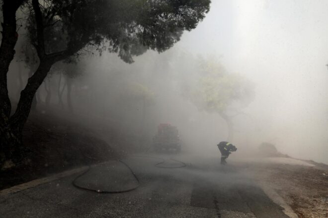 Un mort en el gran incendi que afecta la zona d’Atenes