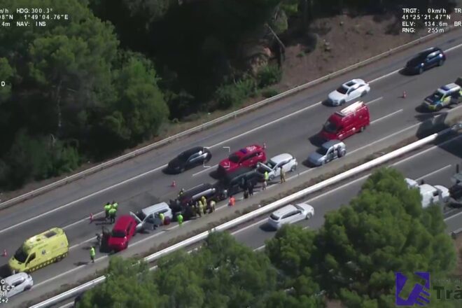 Dinou quilòmetres de cua a la AP-7 per un accident múltiple a Subirats