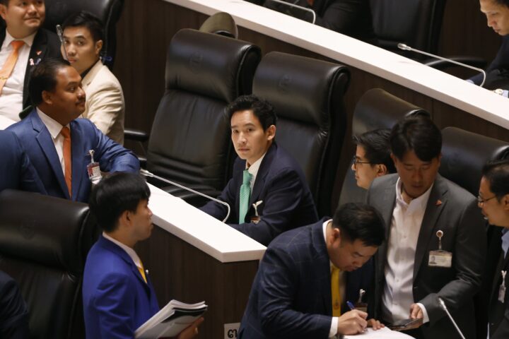 Pita, en una fotografia d'arxiu al parlament tailandès (fotografia: Narong Sangnak/EFE)