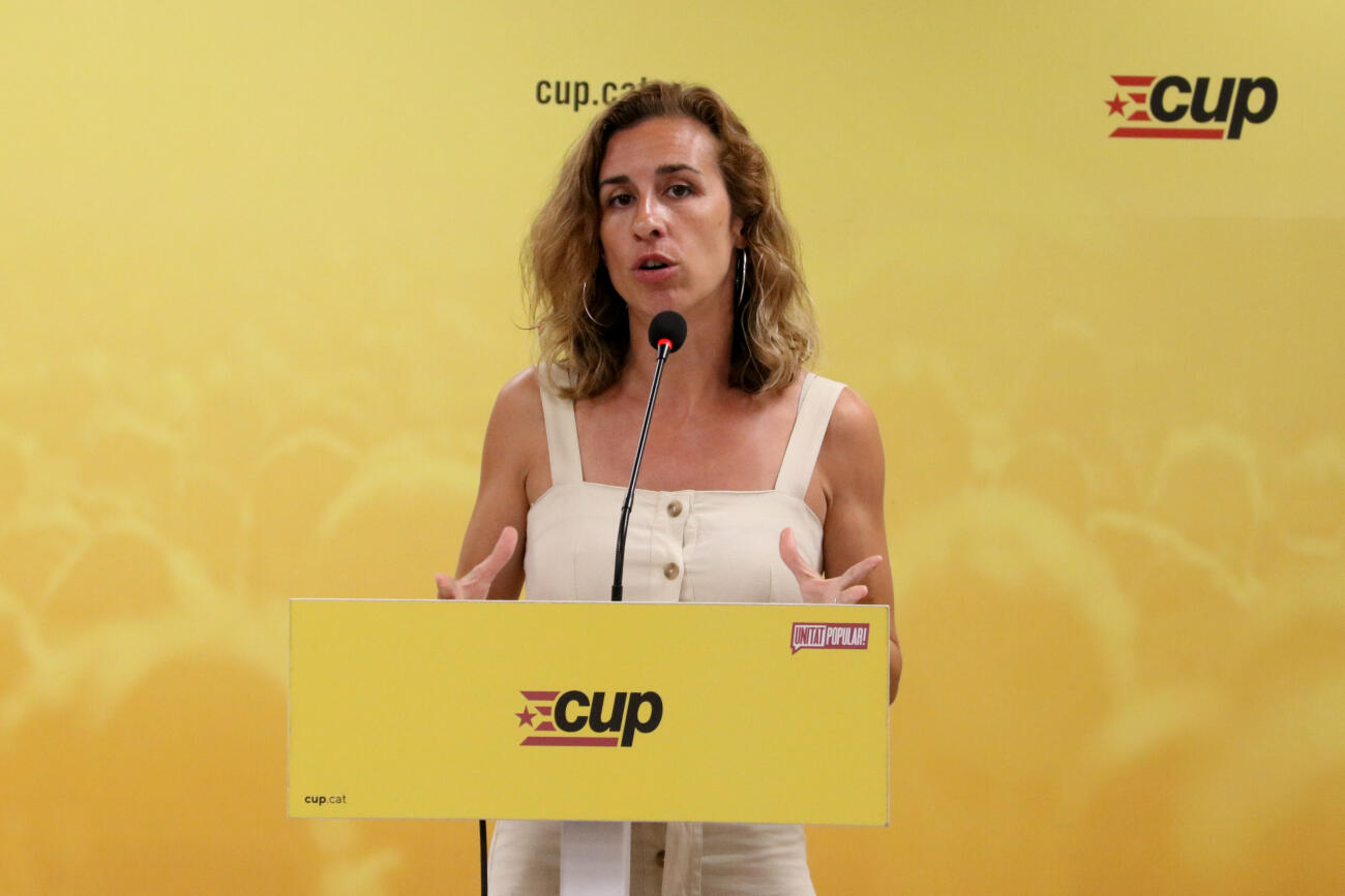 La diputada de la CUP, Laia Estrada, compareix a la seu del partit per valorar l'acord ERC-PSC (fotografia: ACN).