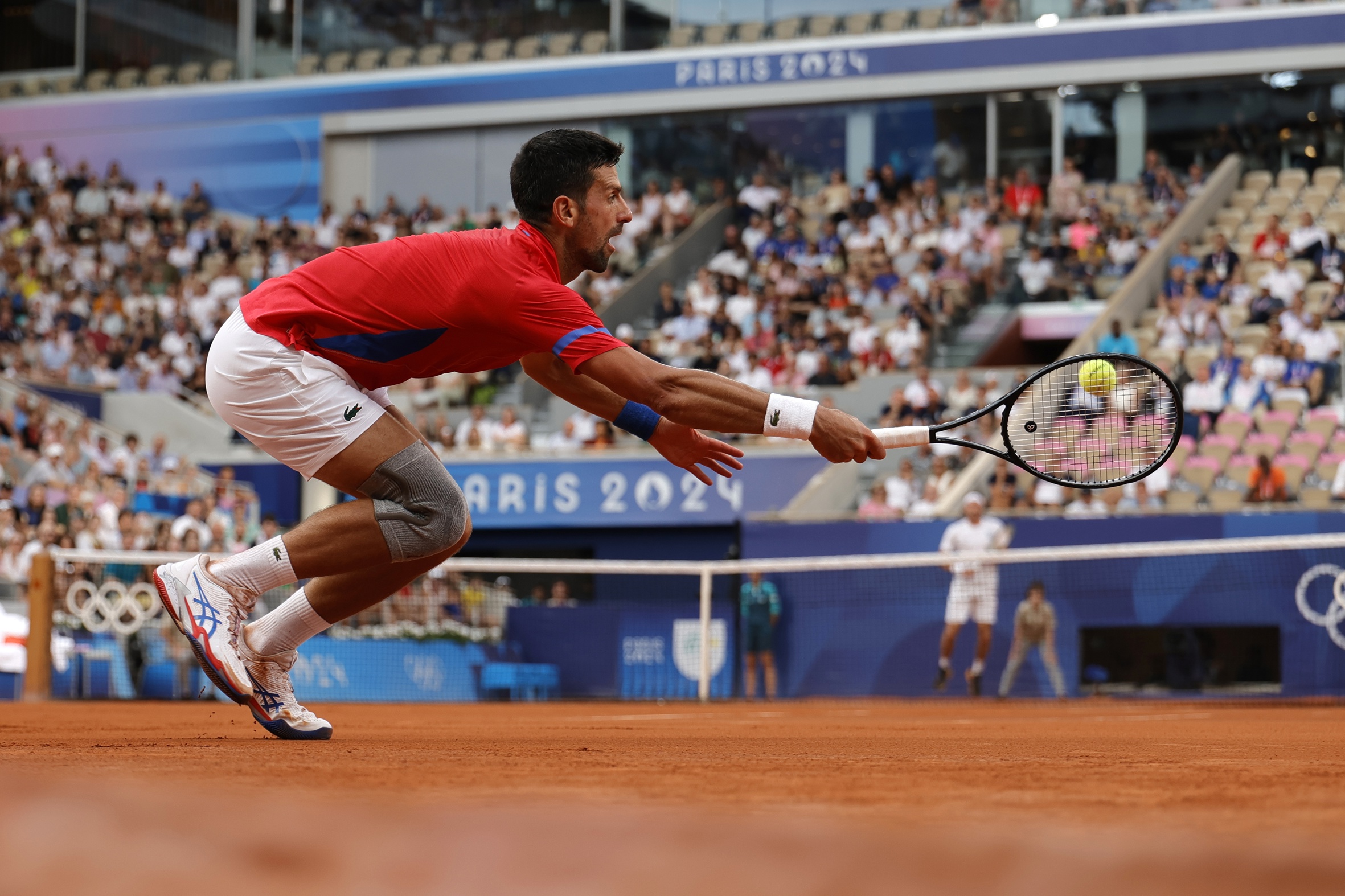 Novak Djokovic, de Sèrbia, en acció contra el grec Stefanos Tsitsipas