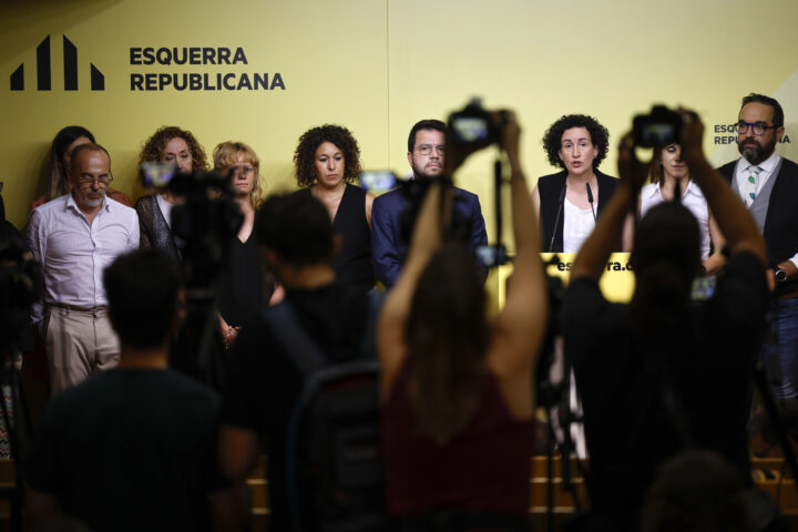 Marta Rovira i la direcció d'ERC, en la compareixença d'ahir (Fotografia: EFE/Alberto Estévez)