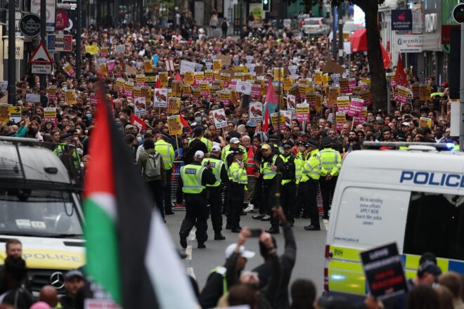 Milers de persones surten al carrer a la Gran Bretanya per contrarestar les manifestacions racistes