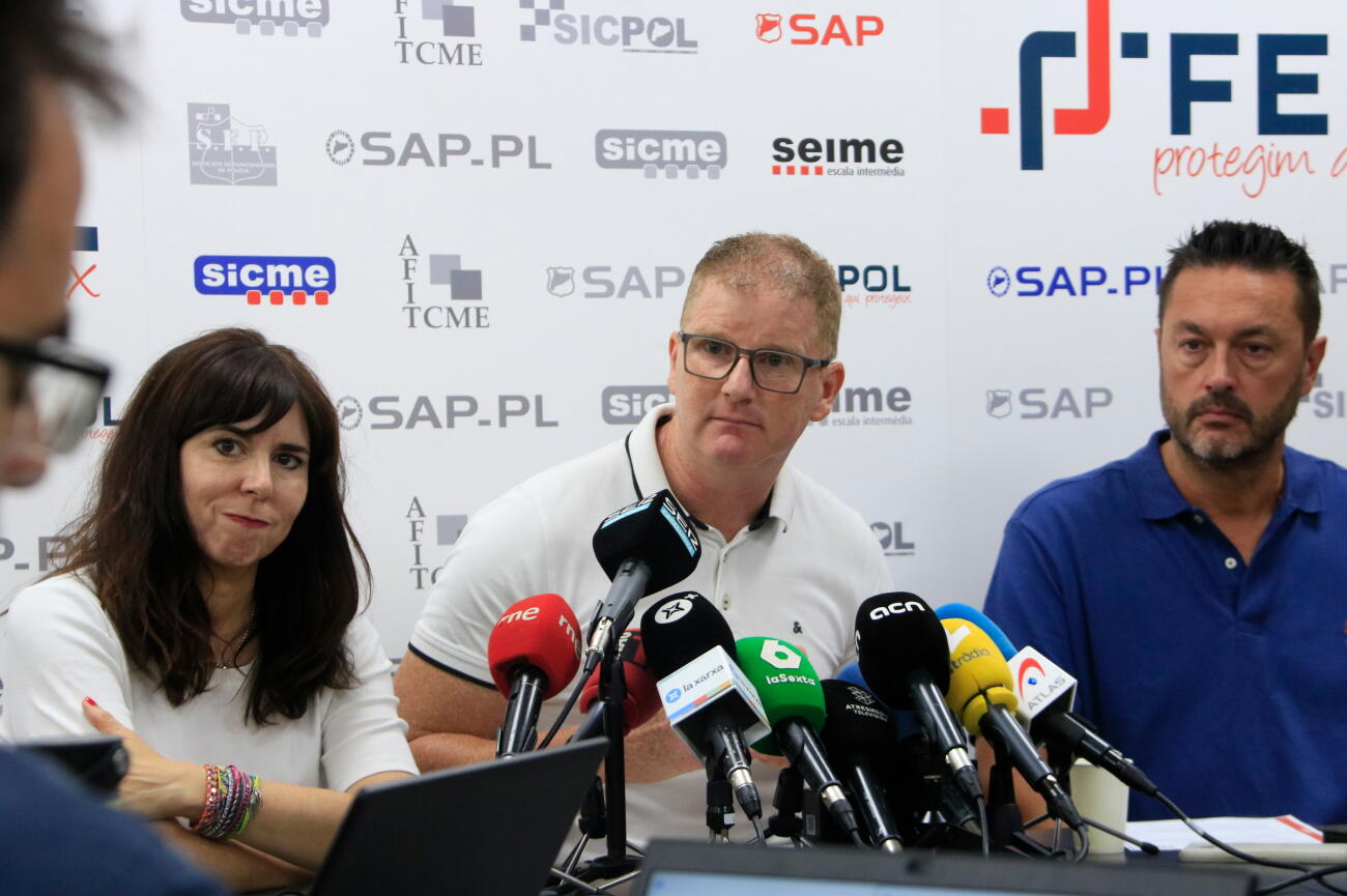 El secretari general de SAP-FEPOL, Pere Garcia, acompanyat dels portaveus sindicals Imma Viudes i Toni Castejón.