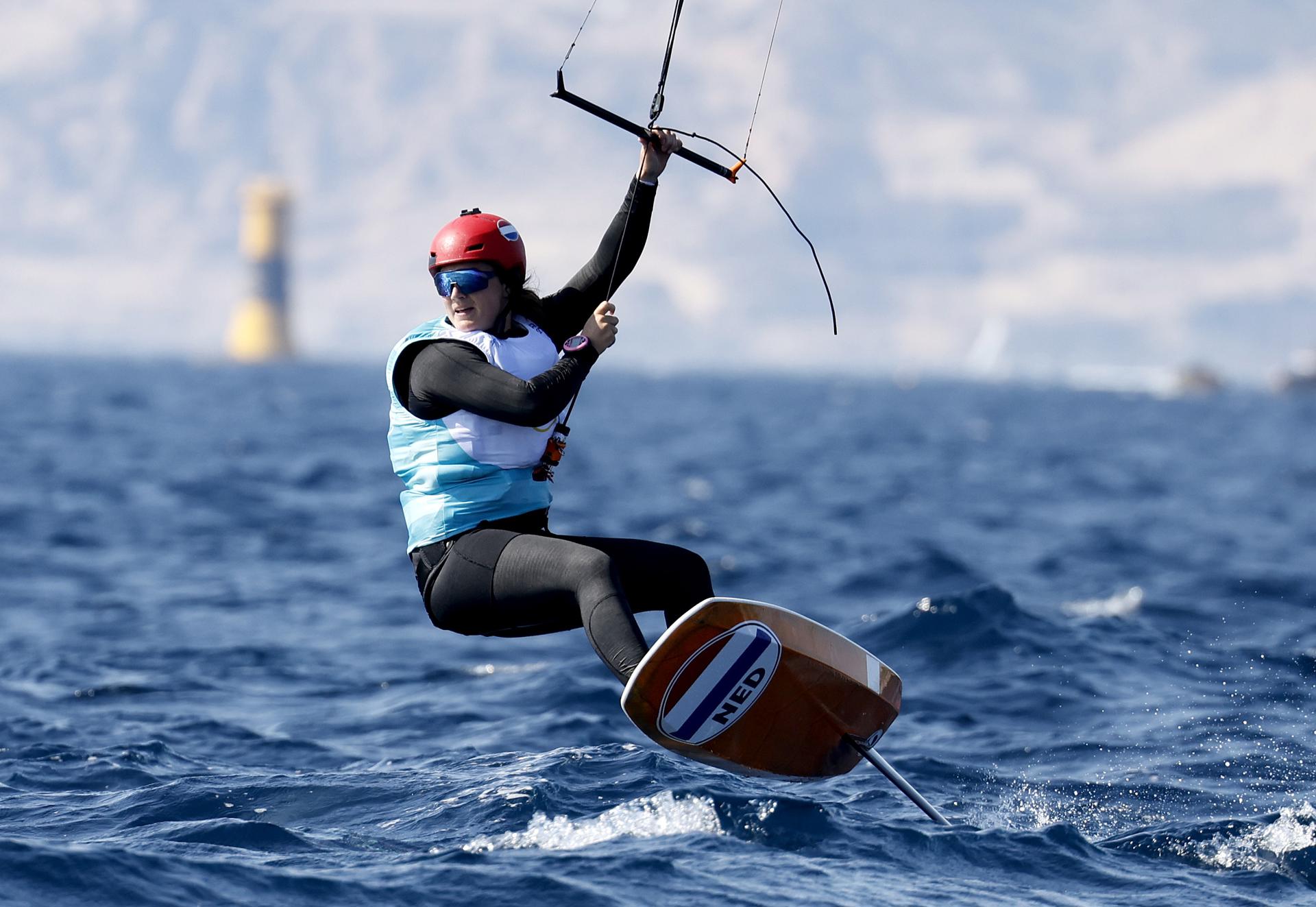 La manca de vent ha fet la guitza als participants en la prova de surf d'estel