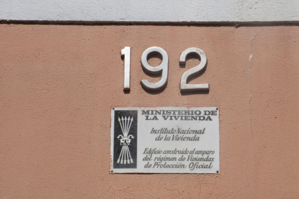 Girona esborra una trentena de plaques franquistes d’edificis privats