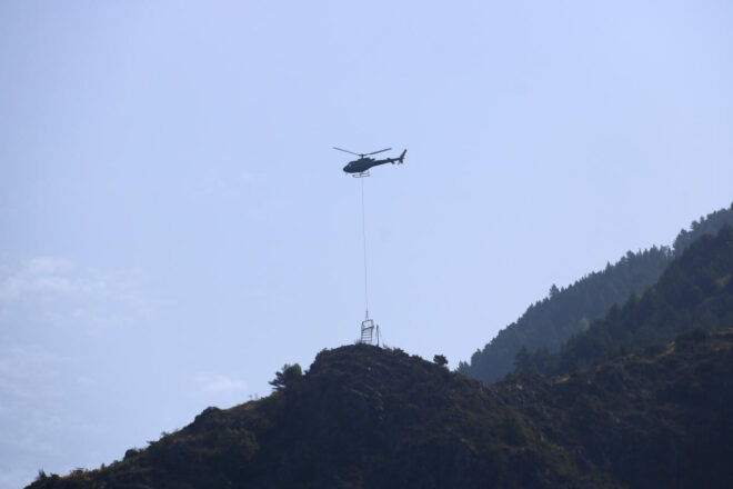 Dos mitjans aeris treballen en un incendi en un abocador d’Alberic