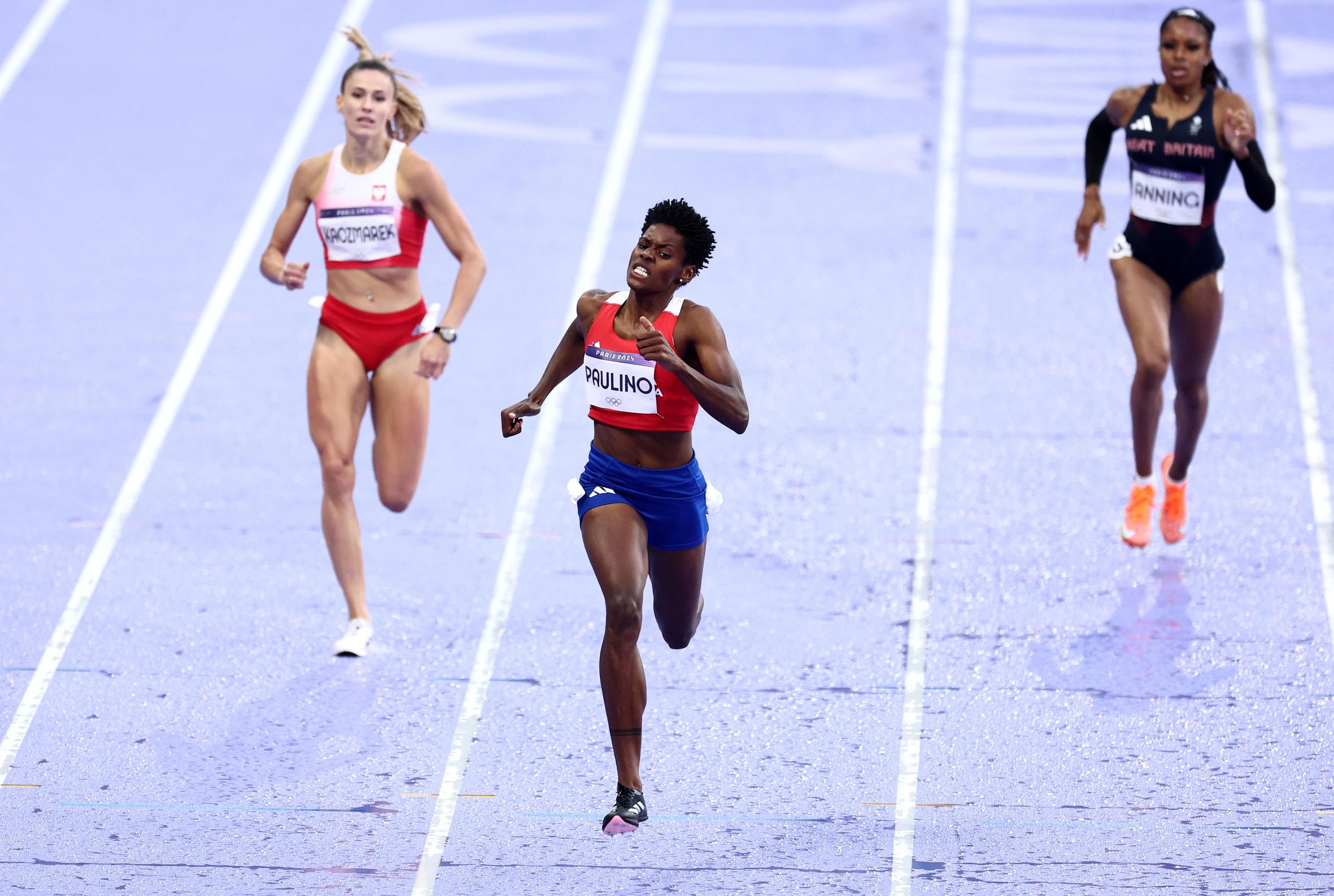 La dominicana Marileidy Paulino celebra la victòria en la cursa dels 400 metres llisos femenins