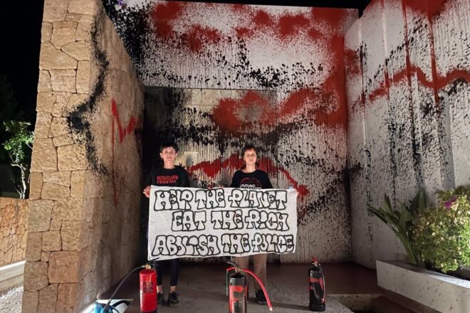 [VÍDEO] Activistes ecologistes tiren pintura a la mansió de Leo Messi a Eivissa
